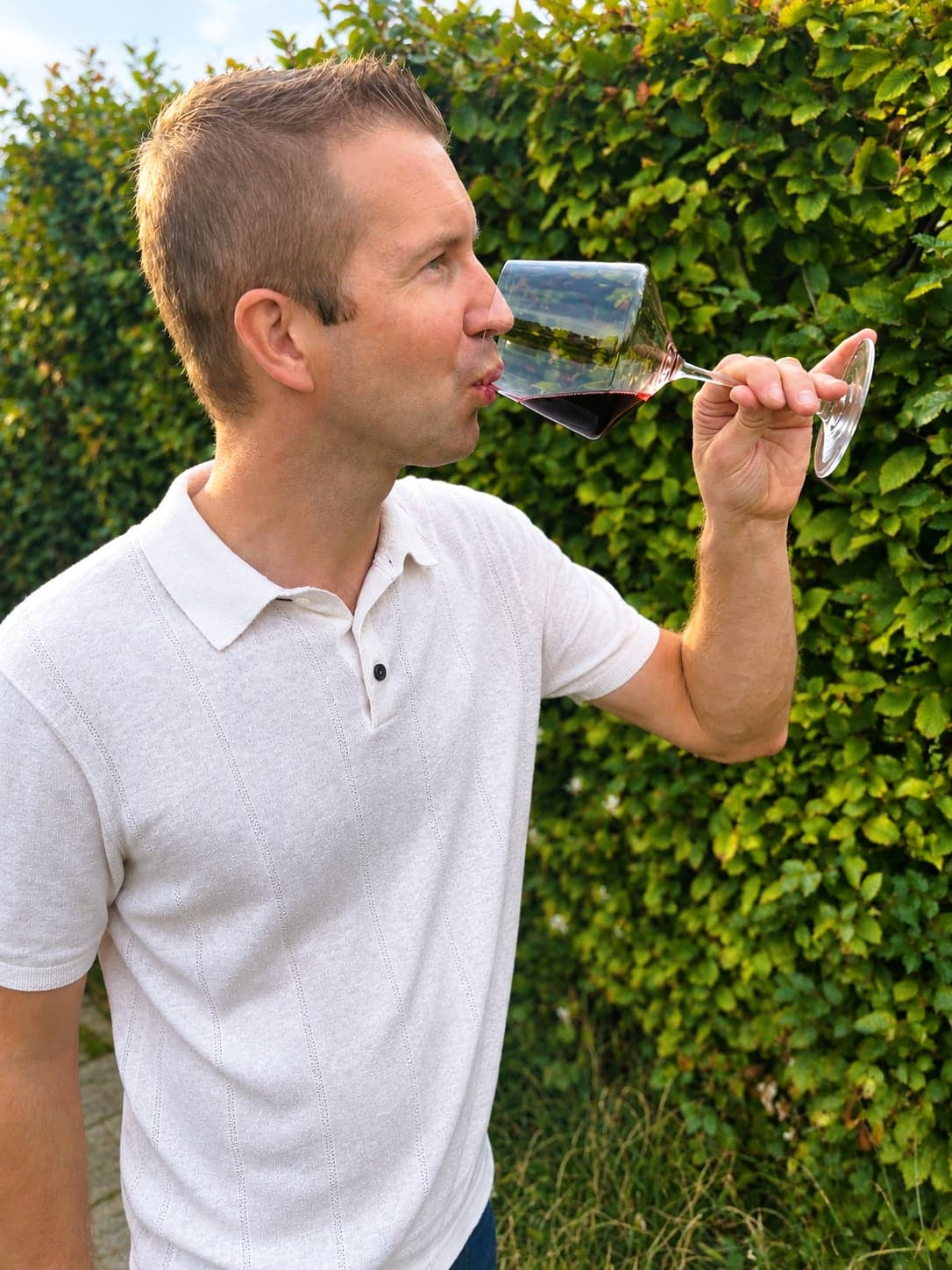 Thomas proeft een glas rode wijn